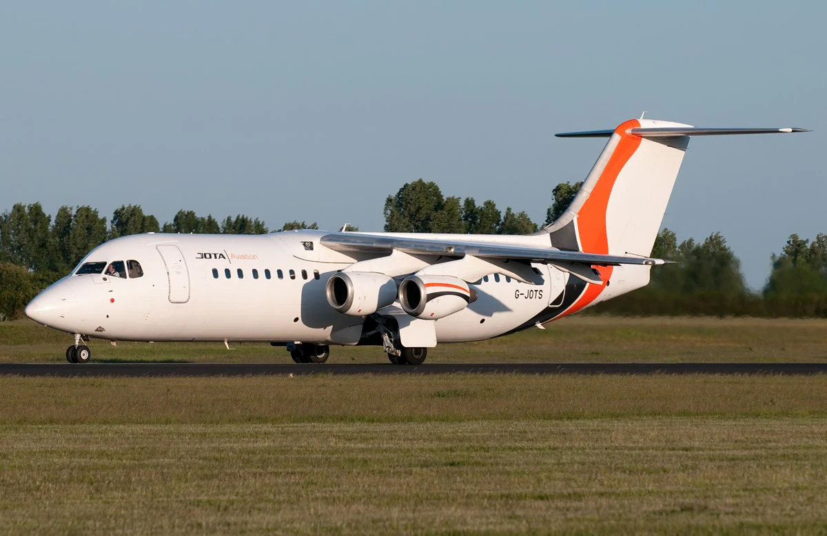 Avro RJ100 exterior
