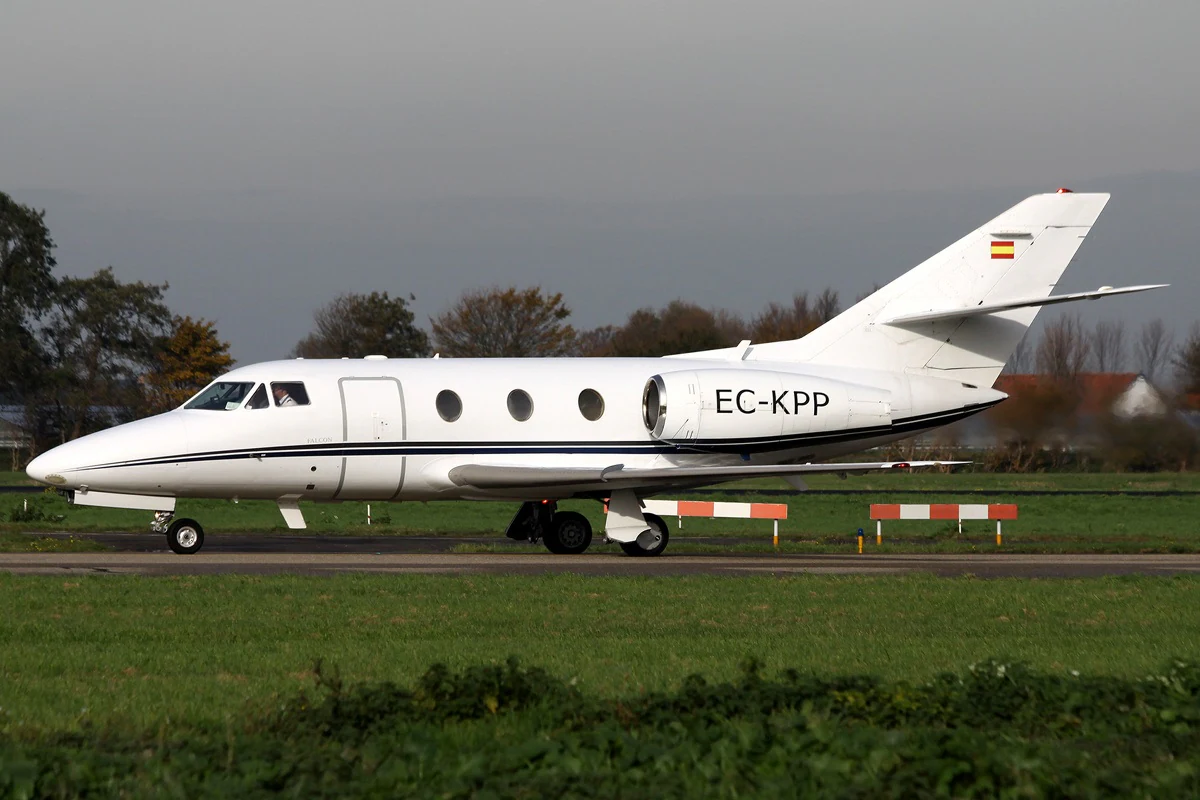 Dassault Falcon 10 / 100 exterior